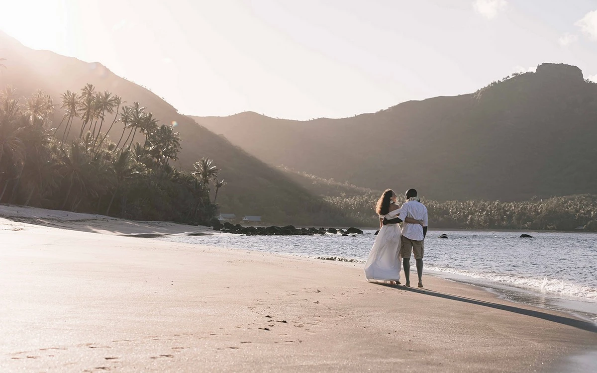 bora-bora-kt-photo-couple-matira-beach