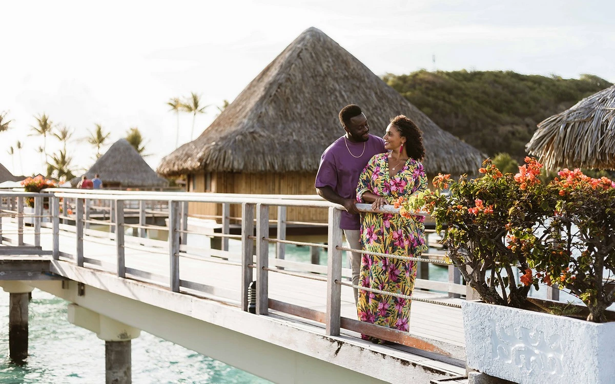 bora-bora-resort-couple-photo